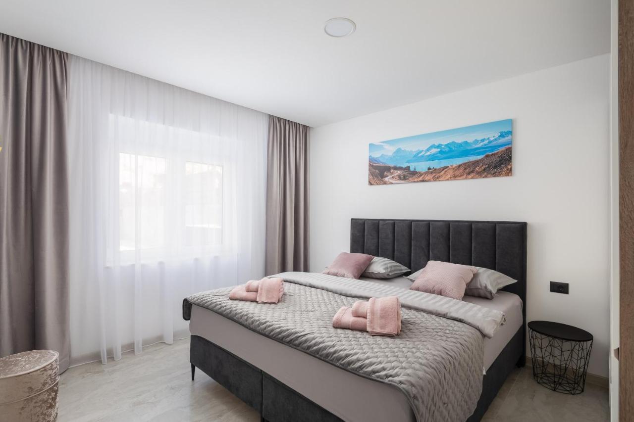 Luxury Apartment Lorena - Private Heated Pool - イェセニツェ エクステリア 写真