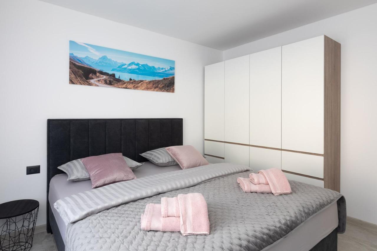 Luxury Apartment Lorena - Private Heated Pool - イェセニツェ エクステリア 写真