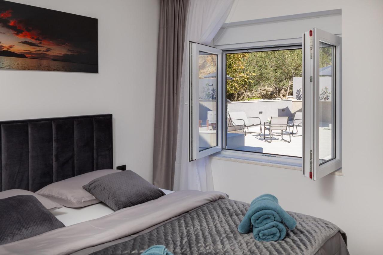 Luxury Apartment Lorena - Private Heated Pool - イェセニツェ エクステリア 写真