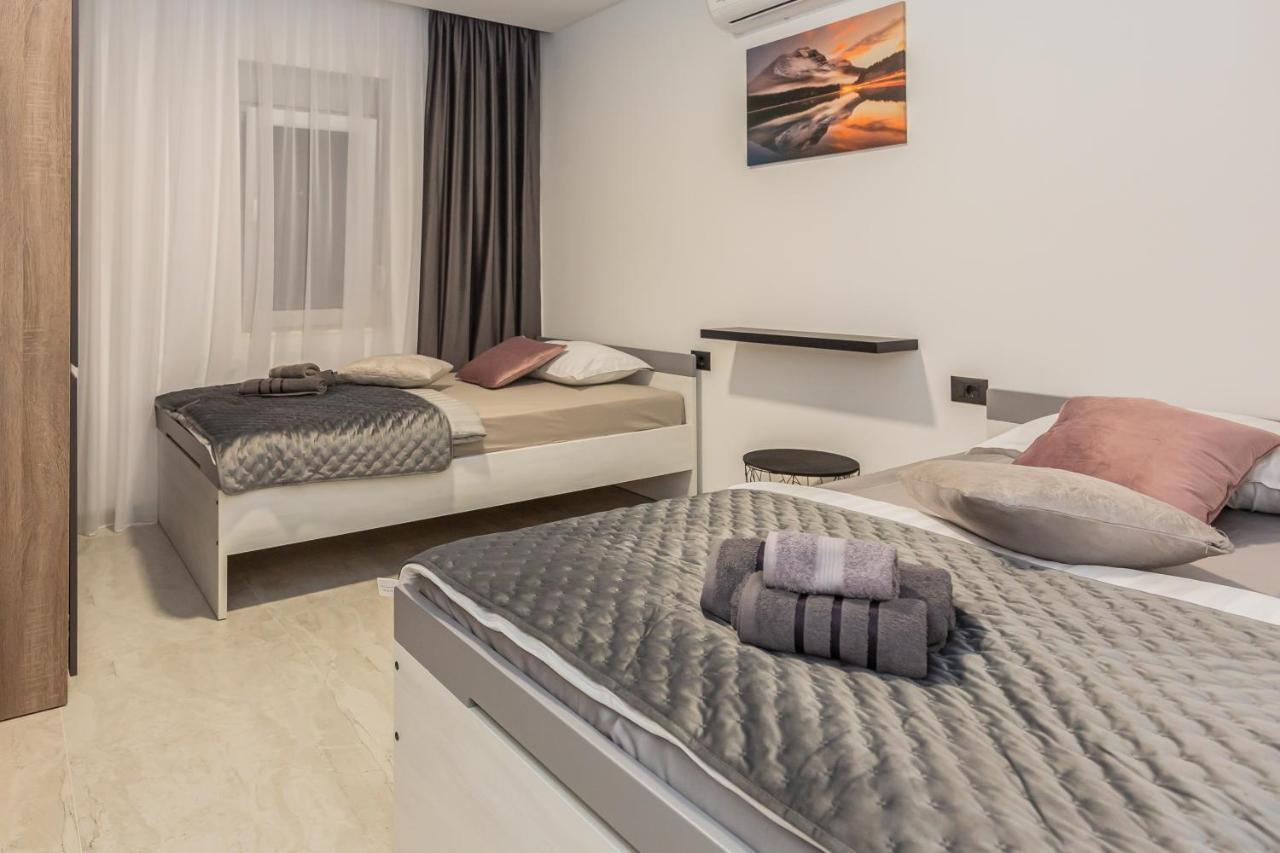 Luxury Apartment Lorena - Private Heated Pool - イェセニツェ エクステリア 写真