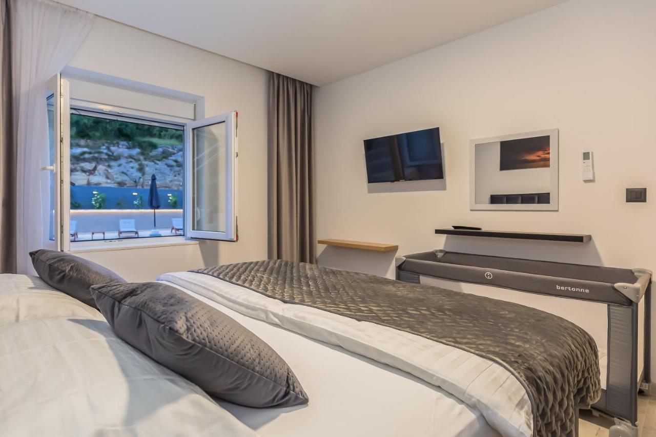 Luxury Apartment Lorena - Private Heated Pool - イェセニツェ エクステリア 写真
