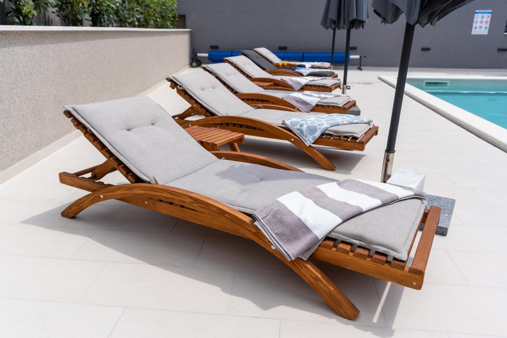 Luxury Apartment Lorena - Private Heated Pool - イェセニツェ エクステリア 写真