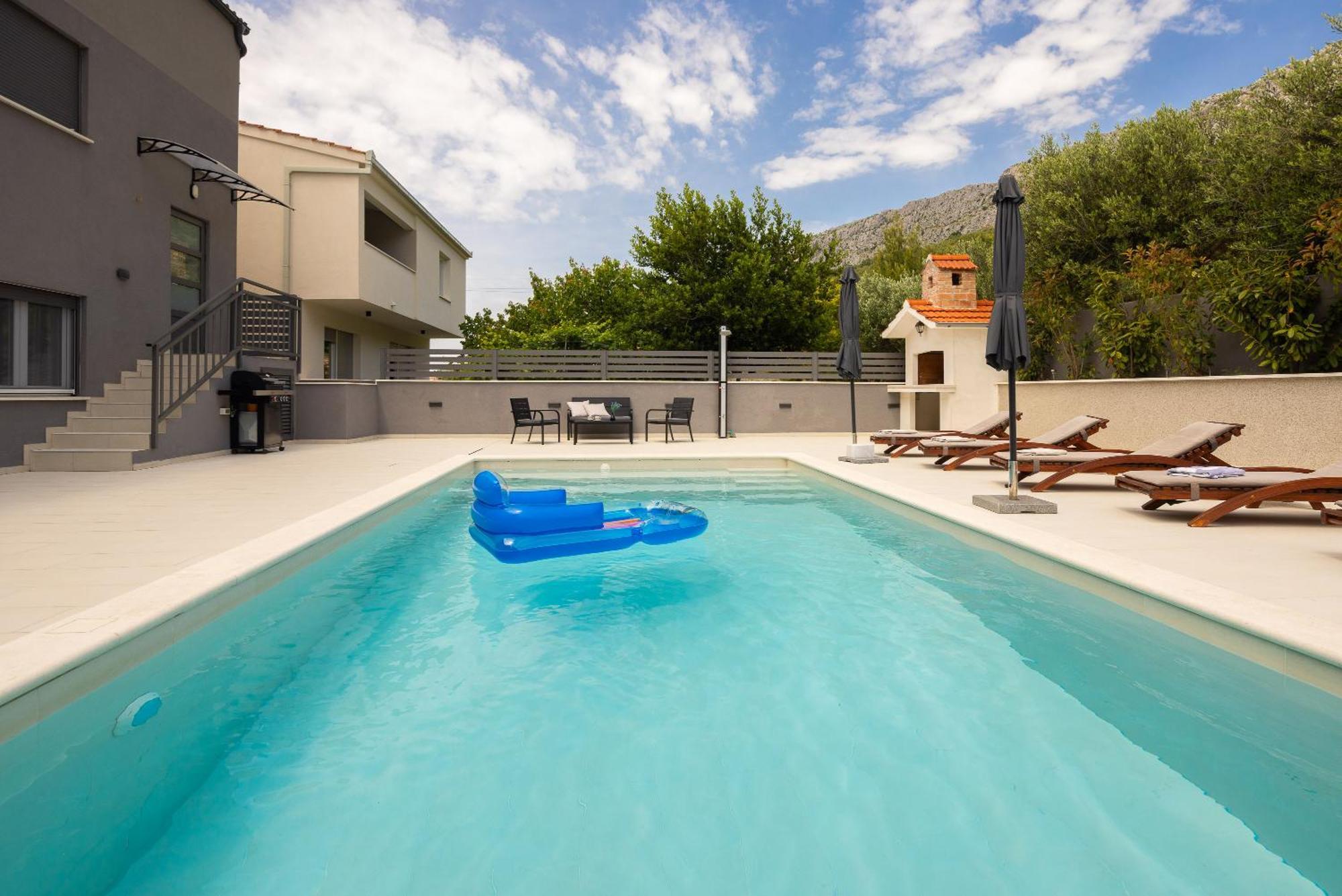 Luxury Apartment Lorena - Private Heated Pool - イェセニツェ エクステリア 写真