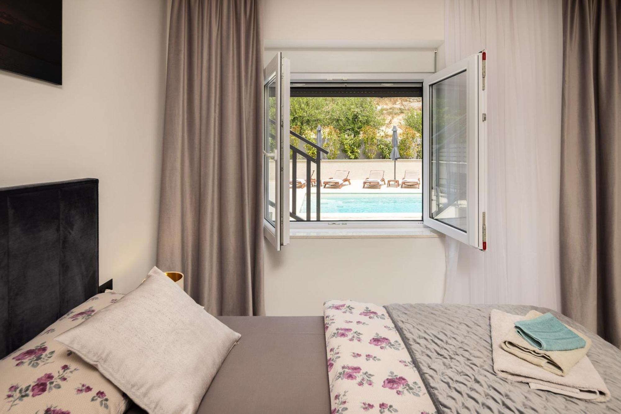 Luxury Apartment Lorena - Private Heated Pool - イェセニツェ エクステリア 写真